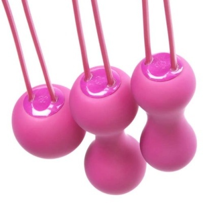 Três bolas rosas com fios cor-de-rosa num fundo branco