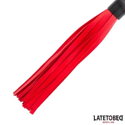 Chicote vermelho de tiras com pega preta e logótipo LATE TO BED