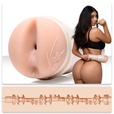 Brinquedo sexual de cor pele com textura interna detalhada e assinatura Vicky V