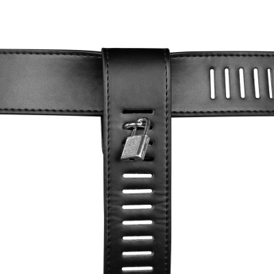 Cinto preto com ranhuras e cadeado prateado