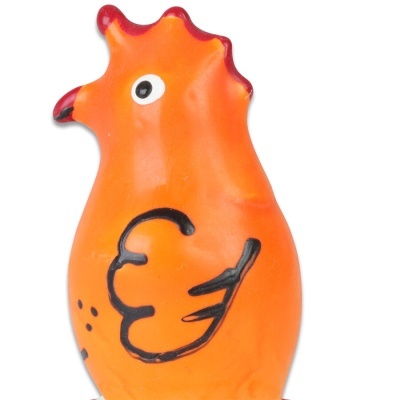 Brinquedo de borracha laranja em forma de galinha com detalhes vermelhos e olhos pintados