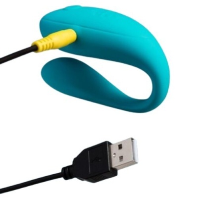 Dispositivo azul curvo com cabo USB preto e conector amarelo