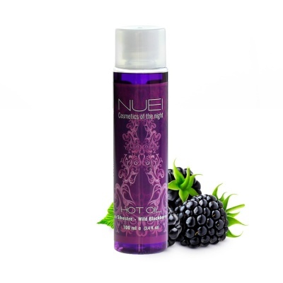 Frasco de óleo cosmético roxo com tampa branca e amoras frescas ao lado