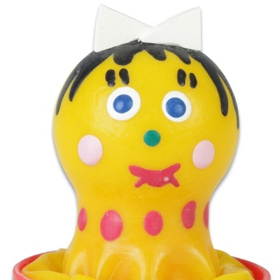 Figura de polvo amarela com olhos azuis e laço branco
