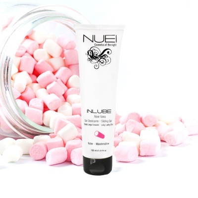 Frasco branco de gel deslizante NUEI com marshmallows cor-de-rosa e brancos ao fundo