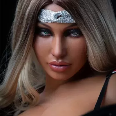 Boneca realista com faixa prateada na testa e cabelo loiro