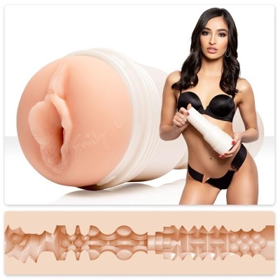 Produto adulto em silicone cor pele com mulher em lingerie preta segurando objeto cilindrico branco