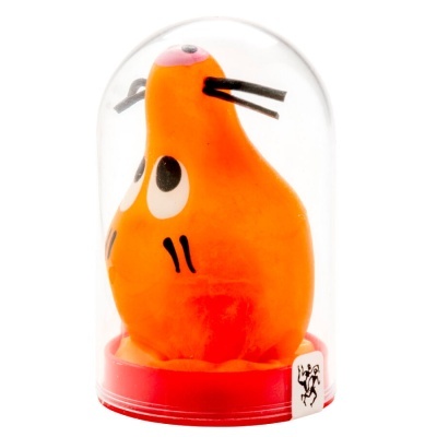 Produto decorativo laranja com olhos grandes dentro de cúpula de plástico