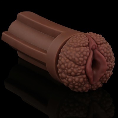Produto em silicone castanho com textura detalhada sobre fundo preto