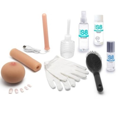 Conjunto de produtos diversos incluindo protótipos em silicone, luvas, pincel, unhas postiças e frascos rotulados com S8 sobre fundo branco.