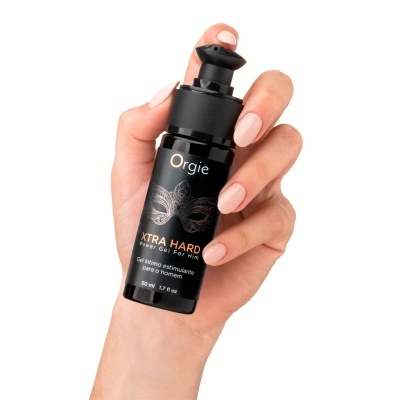 Frasco preto de gel íntimo Orgie XTRA HARD segurado por mão feminina