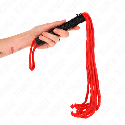 Mão a segurar chicote com pega preta e cordas vermelhas