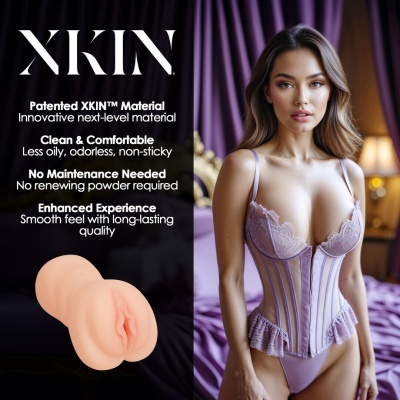 Produto em silicone cor de pele e mulher com lingerie lavanda rendada em ambiente roxo