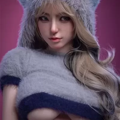 Boneca realista de gorro e top felpudos cinza com detalhes azuis e cabelo loiro comprido