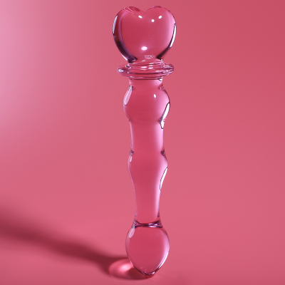 Objeto de vidro transparente cor-de-rosa com topo em forma de coração