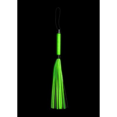 Chicote verde neon com tiras finas e cabo preto em fundo preto