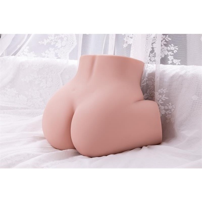 Maquete de corpo feminino da cintura para baixo em tom carne sobre tecido branco e cortinas rendadas