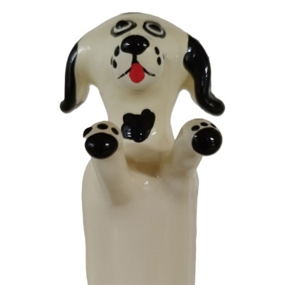 Figura decorativa em cerâmica de cão sentado com detalhes em preto e vermelho
