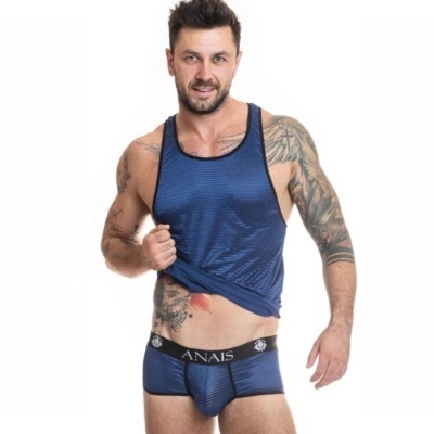 Homem a usar camisola de alças e cuecas boxer azuis com riscas e cintura preta com o texto ANAÏS