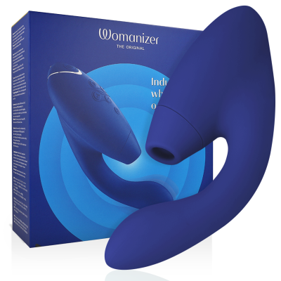 Produto sexual azul escuro da marca Womanizer com embalagem azul ao fundo