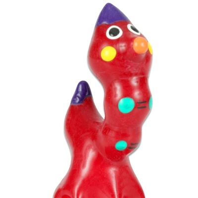Figura decorativa vermelha com detalhes coloridos em fundo branco
