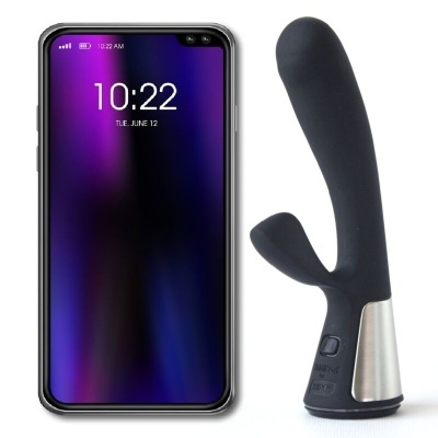 Smartphone com ecrã digital ao lado de dispositivo preto com parte prateada e botão