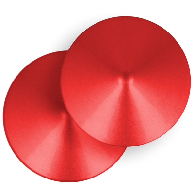Dois cones de treino desportivos vermelhos sobre fundo branco