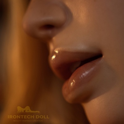 Perfil lateral de boneca realista com pele lisa e lábios brilhantes