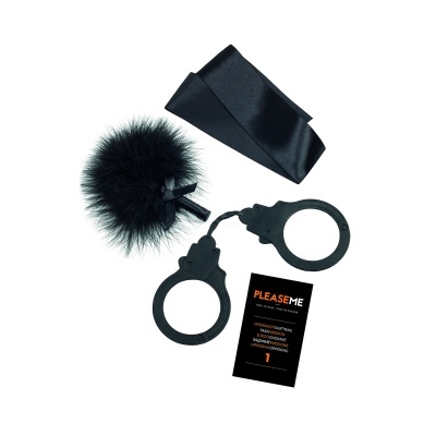 Conjunto de acessórios de bondage com venda, algemas, pluma e cartão em fundo branco.