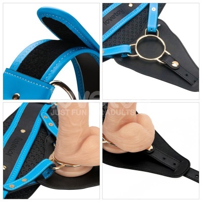 Arnês em couro preto e azul com suporte para dildo cor de pele e fivela dourada
