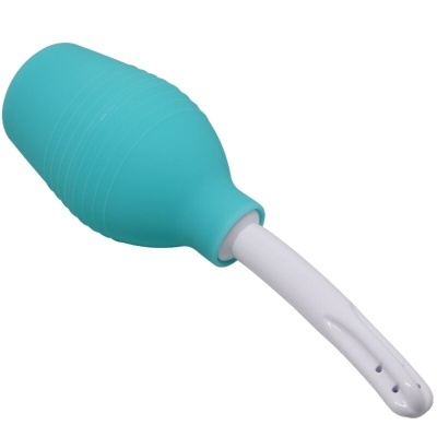 Bolsa de enema azul com cano branco em fundo branco