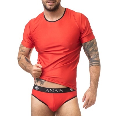 Homem vestido com t-shirt vermelha e cueca vermelha com elástico preto ANAÏS