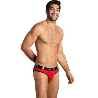 Modelo masculino a usar cuecas vermelhas com cós preto com texto ANAIS