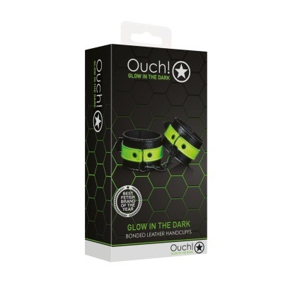 Embalaalgemas de couro pretas e verdes luminosa em fundo preto com padrão hexagonal.