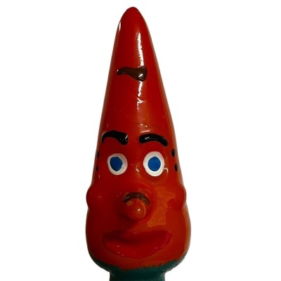 Figura cerâmica cónica vermelha com rosto pintado, olhos azuis e detalhes pretos