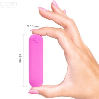 Dispositivo cilíndrico rosa segurado por mão feminina, dimensões 65x15mm