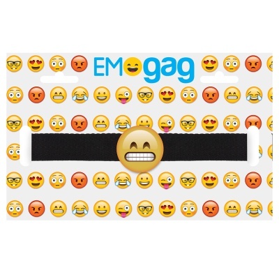 Pulseira preta com emoji sorridente e dentes fechados embalada com cartão decorado e texto EMOgag