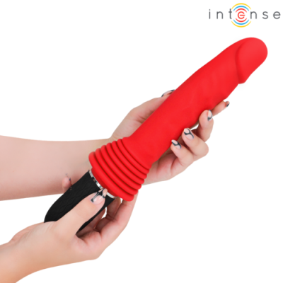 Vibrador vermelho em silicone com base preta segurado por uma mão sobre fundo branco