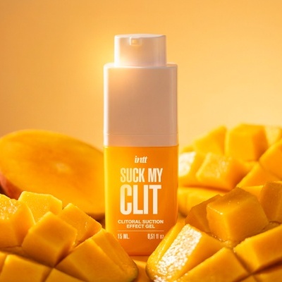 Frasco de gel amarelo com tampa branca com pedaços de manga cortada em cubos.