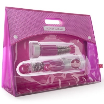 embalagem rosa translúcida com texto LADIES AFFAIR com dois objetos cilíndricos