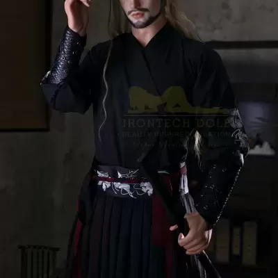 Boneco realista com traje tradicional preto e chapéu entrelaçado