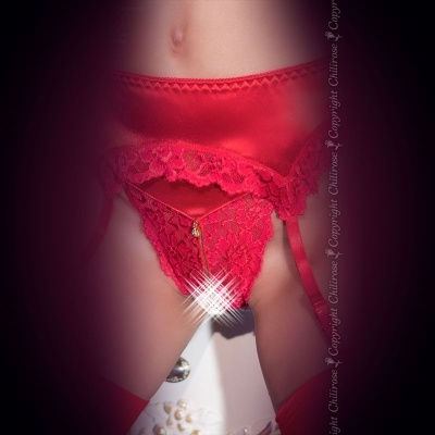 Cueca vermelha de renda com detalhes em cetim e pingente dourado