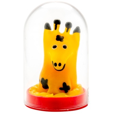 Boneco amarelo girafa com manchas pretas em cúpula transparente com base vermelha