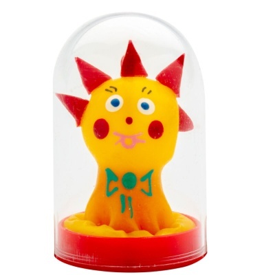 Figura decorativa amarela dentro de cúpula de plástico com base vermelha