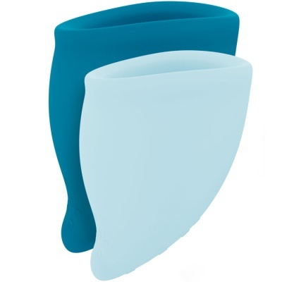 Dois copos reutilizáveis azuis de silicone com forma ergonómica