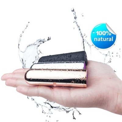 Produtos pequenos de beleza em preto, branco e dourado com gotas de água e selo 100% natural