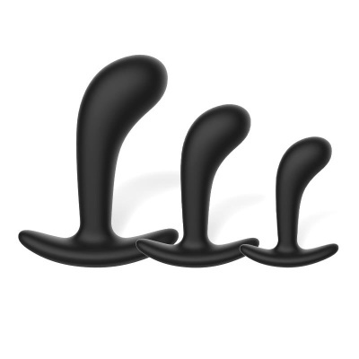 Três plugues anais pretos de silicone com tamanhos diferentes