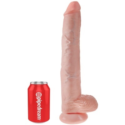 Dildo realista em tom pele com base de sucção ao lado de lata vermelha com texto pipedream