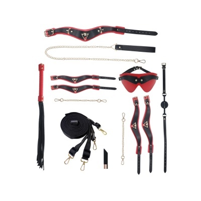 Conjunto BDSM em pele sintética preta e vermelha com correntes douradas e acessórios diversos