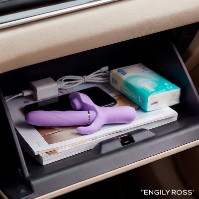 Gaveta de porta luvas com vibrador roxo, cabo USB, telemóvel, lenços umedecidos e revista